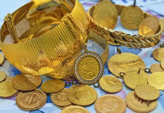 YURT İÇİNDE GRAM ALTIN FİYATLARI
Türkiye'de ise 24 ayar külçe altının gram fiyatı geçtiğimiz hafta yüzde 0,37 artışla 2.430 liraya yükseldi. Aynı dönemde cumhuriyet altınının fiyatı ise yüzde 1,33 kazançla 16 bin 190 liraya çıktı. Yurt içinde altın fiyatlarının bu hareketi, yatırımcıların dikkatini çekti.
