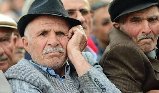 EMEKLİ ZAMMINDA YENİ FORMÜL: SEYYANEN VE ORANSAL ZAM
Sosyal Güvenlik Uzmanı İsa Karakaş, emekli maaşlarına yapılacak zamlar konusunda yeni bir formül önerdi. Karakaş, emekli maaşlarının asgari ücretin altında kalmaması gerektiğini belirterek, "Bir kereye mahsus seyyanen zam yapılarak, ardından oransal zamlarla sistemin devam etmesi lazım" dedi.
