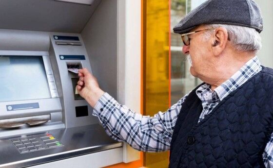 GEÇMİŞTEN GÜNÜMÜZE EMEKLİ MAAŞLARI
İsa Karakaş, emekli maaşlarının geçmiş yıllardaki durumunu da değerlendirerek, "2003 yılında AK Parti iktidara geldiğinde, yapılan zamlarla en düşük SSK emeklisinin maaşı neredeyse 1,5 asgari ücrete yakındı. Bugün ise emekli maaşları asgari ücretin yüzde 60’ına kadar düşmüş durumda" dedi. Karakaş, sadece 2023 Haziran ayında emekli maaşlarının asgari ücretin yüzde 80’ine denk geldiğini belirtti.
