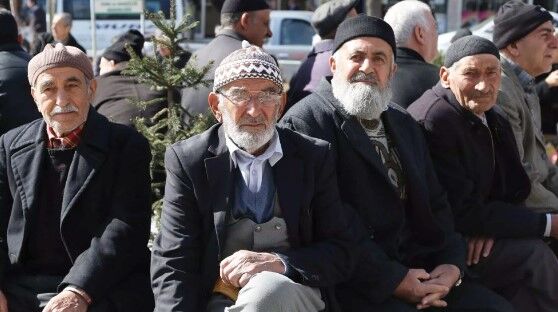 KÖK MAAŞA ZAM YAPILMAZSA NE OLUR?
Karakaş, emeklilerin kök maaşlarına artış yapılmaması durumunda büyük bir infial yaşanacağını söyledi. "Eğer 4 milyonun üzerinde emekli, 10 bin TL maaş almaya devam ederse, açlık sınırının altına düşecek bir maaşla karşı karşıya kalırlar. Bu durumda büyük bir sosyal kriz yaşanabilir" dedi. Karakaş, açlık sınırının 19 bin TL'ye dayandığını ve temmuz ayında bu sınırın ne olacağının belirsiz olduğunu vurguladı.
