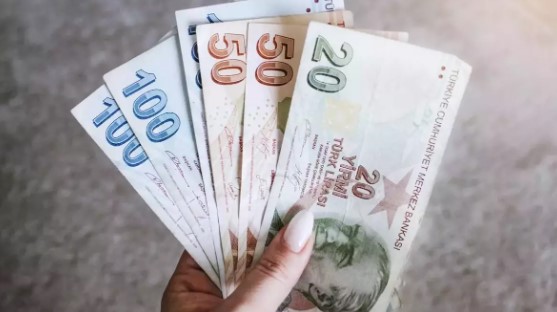 EMEKLİLERİN GÖZÜ TEMMUZ ZAMMINDA
Temmuz ayında açıklanacak zam oranları ve bankaların sunduğu promosyon fırsatları, emeklilerin yaşam standartlarını doğrudan etkileyecek. Emekliler, hükümetin ve bankaların bu konuda atacağı adımları merakla bekliyor. Özellikle yüksek enflasyon karşısında alım gücü düşen emekliler için, yapılacak zamlar ve sunulan promosyonlar büyük önem taşıyor.
