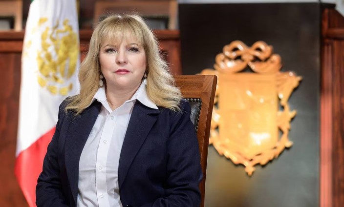 YENİ BAŞKAN SHEINBAUM’UN ZORLU GÖREVİ
Claudia Sheinbaum, devlet başkanlığı görevine başlarken karşısında büyük zorluklar buluyor. Ülkede süregelen şiddet olayları, yolsuzluk ve güvenlik problemleri, Sheinbaum'un çözmesi gereken acil meselelerin başında geliyor. Özellikle kadın siyasetçilere yönelik artan tehditler, yeni devlet başkanının bu alanda ne gibi önlemler alacağını merak konusu yapıyor.
