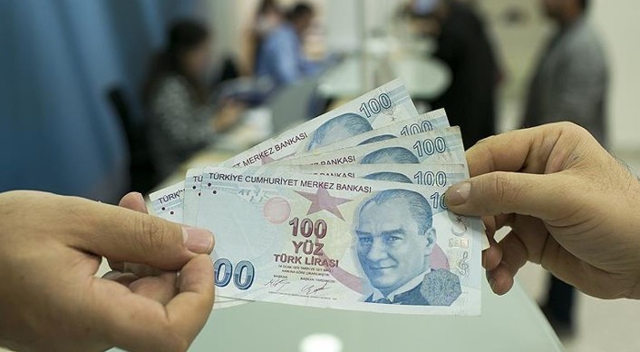 BEKLENEN ZAM ORANLARI
Özgür Erdursun’a göre, Temmuz ayında emekli maaşlarında yüzde 20, SSK ve Bağ-Kur emekli maaşlarında ise yüzde 25-26 oranında bir artış bekleniyor. Bu zam oranları, 3 Temmuz’da açıklanacak olan 6 aylık enflasyon verilerine göre netleşecek. Ancak, memurların peşinen aldığı yüzde 15’lik zam oranı, bu hesaplamaları etkileyerek, SSK ve Bağ-Kur emeklilerine yapılacak zamların memur zammından 5 puan daha düşük olmasına neden olacak.
