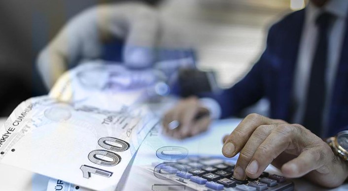 ORANSAL ARTIŞLAR YETERSİZ KALIYOR
Erdursun, sadece oransal zamların yeterli olmadığını belirtiyor. Artık zamların reel rakamlar üzerinden değerlendirilmesi gerektiğini vurguluyor. Enflasyonun düşmemesi ve yaşam maliyetlerinin artması, erken seçim ihtimalini de gündeme getirebilir. Bu durum, esnafları ve maaşlarını ödemekte zorlanan çalışanları olumsuz etkileyebilir.