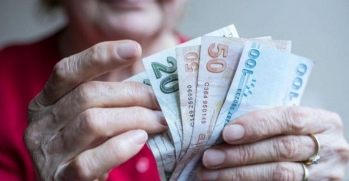 ZAMLARIN PSİKOLOJİK ETKİLERİ
Ekonomik zorluklar sadece maddi değil, aynı zamanda psikolojik sıkıntılara da yol açıyor. Zam beklentisi içindeki emekliler ve çalışanlar, belirsizlikten dolayı stres yaşıyorlar. Hükümetin alacağı kararlar, bu kitlenin hayat kalitesini doğrudan etkileyebilir. Dolayısıyla, yapılacak zamların hem ekonomik hem de psikolojik boyutları dikkate alınarak belirlenmesi gerekiyor.
