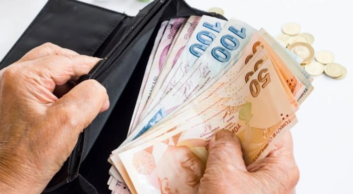 SONUÇ VE BEKLENTİLER
Özetle, Temmuz ayında açıklanacak zam oranları, milyonlarca emekli ve memur için büyük önem taşıyor. Sosyal Güvenlik Uzmanı Özgür Erdursun’un hesaplamaları, zam beklentilerini ve ekonomik sorunların çözümüne dair önerileri gündeme getiriyor. Emeklilerin ve çalışanların, yaşam standartlarını koruyabilmesi için, hükümetin ekonomik politikalarını dikkatle planlaması ve uygulaması gerekiyor. Beklenen zam oranlarının, enflasyon verilerine ve hükümetin kararlarına bağlı olarak şekilleneceği bu süreçte, tüm gözler Temmuz ayındaki açıklamalarda olacak.
