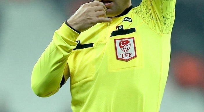 ÜNLÜ İSİMLERİN GÖZALTINA ALINMASI
Bu olayların ardından, kişisel gelişim uzmanı Aşkım Kapışmak, adli kontrol şartıyla serbest bırakıldığını sosyal medya hesabından duyurdu. Öte yandan, Ankara’daki siber suçlar birimi tarafından düzenlenen operasyonda gözaltına alınanlar arasında FIFA kokartlı hakem Bülent Demirlek’in de olduğu belirlendi.
