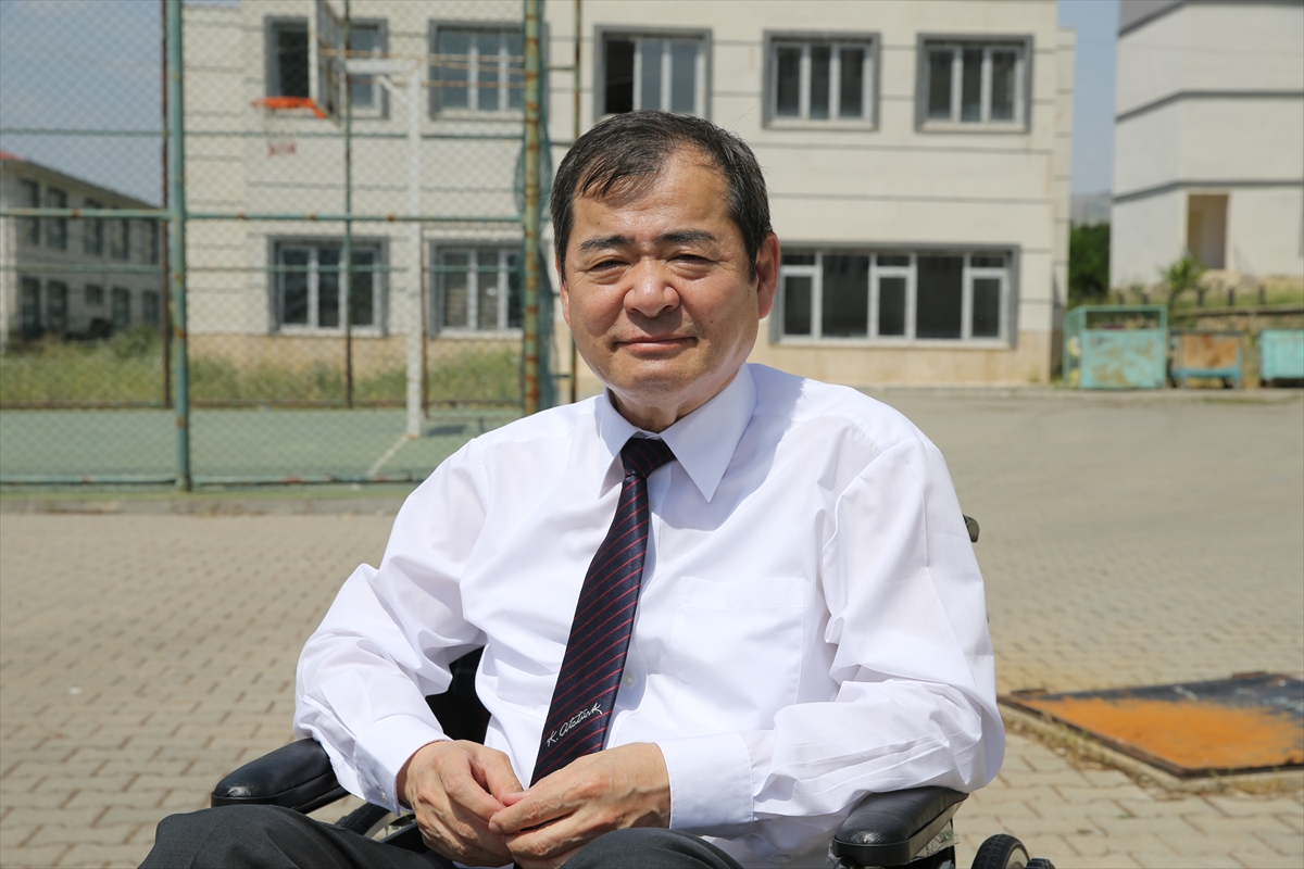 Moriwaki, "Kolonlara bakacaksın. Betonun içindeki donatı pas olunca bu şişiyor, betonu parçalıyor. Yani deprem olunca bina çökebilir. Belediyelerce kentsel dönüşüm yapmak lazım. Binalarda yaşayanların da dönüşüm için izin vermesi lazım. Güçlendirme yapılabilecek binalar da var." diye konuştu.