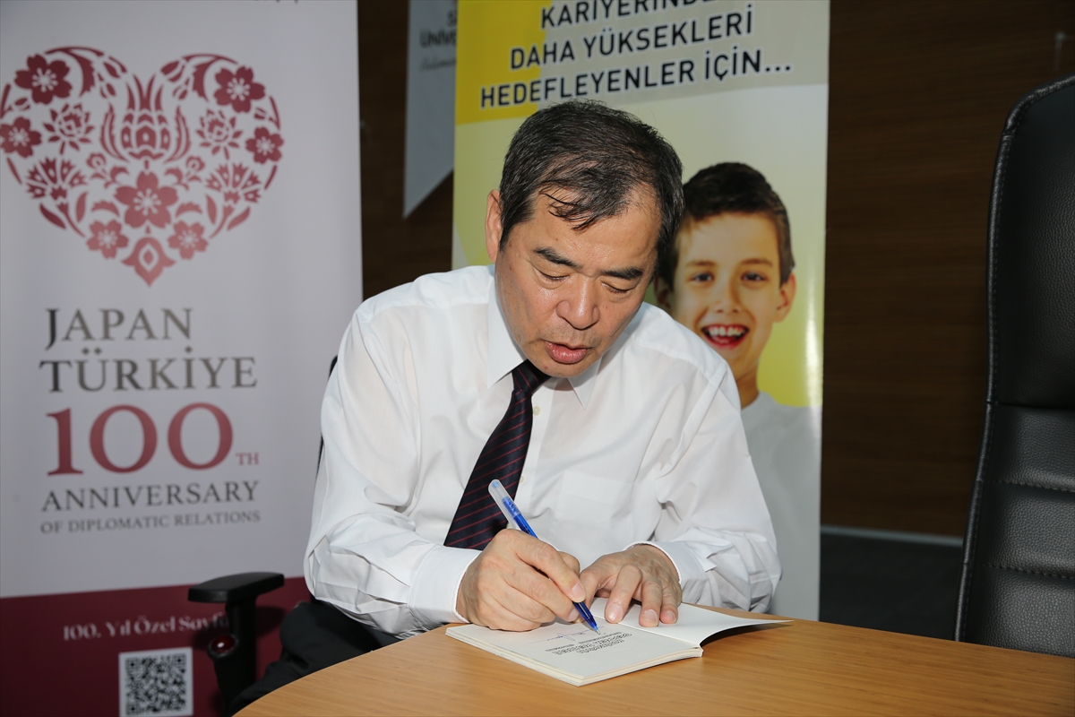 Ev alacak veya kiralayacak kişilere de nelere dikkat etmeleri gerektiği konusunda önerilerde bulunan Moriwaki, şunları söyledi:

"Önce zemin iyi mi kötü mü? Bunu internette de bölge olarak görebilirsiniz. Zemin iyiyse deprem hızlı gidiyor, sallantı fazla olmuyor. Yumuşak ise kötü. 1999'da İzmit'te deprem oldu, İstanbul'da fazla sıkıntı yok ama uzaklığına rağmen Avcılar'da binalar çok çöktü çünkü yumuşak zemin. İkincisi ruhsat var mı, iskan var mı? Yani izin alınan bina mı? İzin alınmamış ise ne yapıldığı belli değil. Malzemeden mi çalındı, kötü malzeme mi kullanıldı, belli değil. Üçüncü olarak da 2000 yılından önce mi sonra mı inşa edilmiş çünkü 1999'da yönetmelik değişikliği oldu. Özellikle 2000 yılından sonra yapılan binalar genel olarak iyi. Mutlaka zeminin sondajı, kontrolü yapılsın, zemin kötüyse iyileşme yapılsın denildiği için 2000'den sonraki binalar iyi diyebiliriz."
