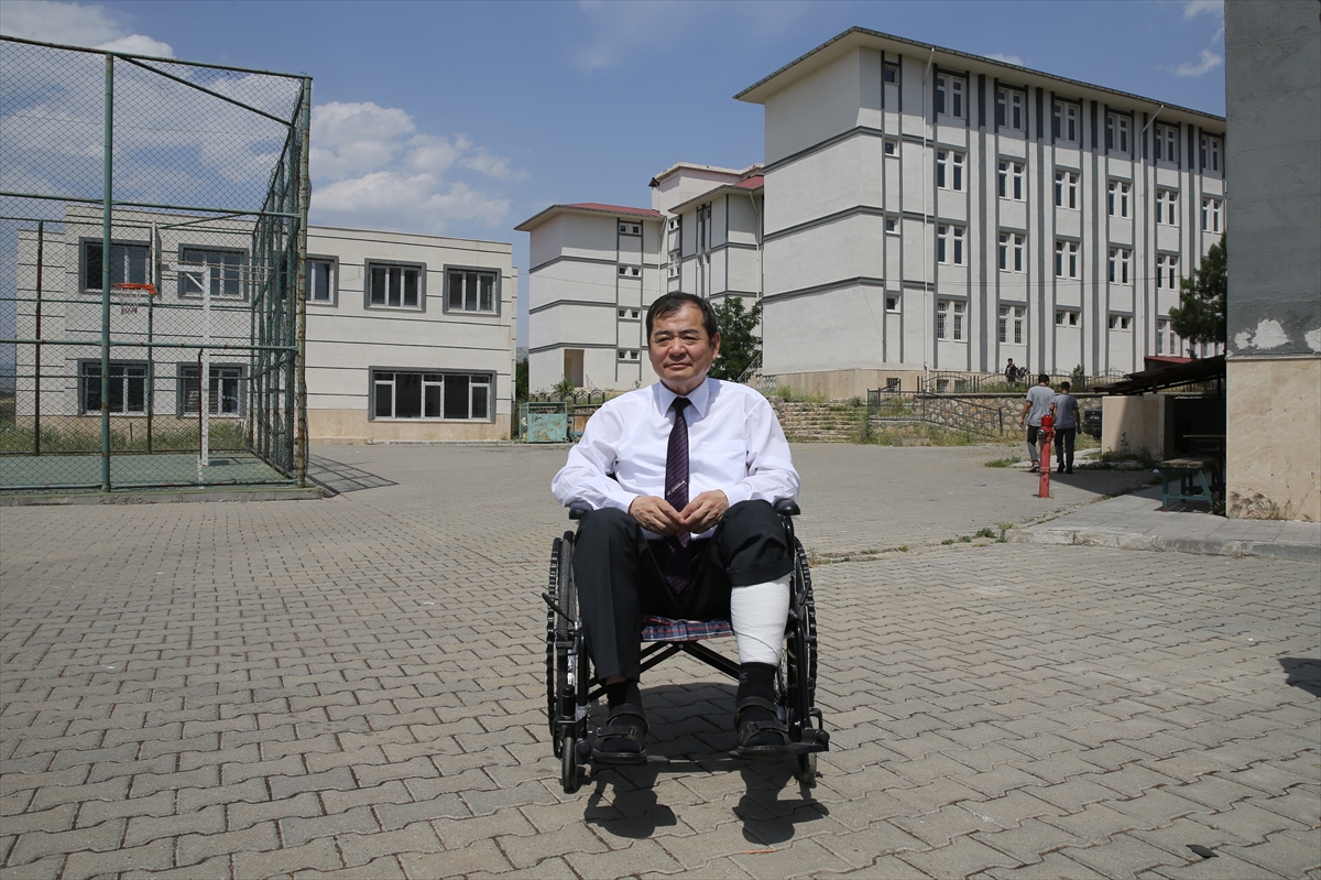 Yoshinori Moriwaki, şöyle devam etti:

"Türkiye'de deprem domino taşı gibi sıra sıra gidiyor. Bingöl-Karlıova, Muş ve Bitlis ise ikinci bölge. Üçüncü bölge ise Ege tarafı. Ege tarafında çok ince ve kısa fay hatları var. Onun için fazla büyük depremler olmuyor ama sık sık oluyor. Dördüncü bölge ise Marmara Bölgesi. 1999'da Kuzey Anadolu Fay Hattı'nın kuzey kolunda Gölcük'te meydana gelen deprem Yalova'yı da etkiledi. Kuzey Anadolu Fay Hattı'nda kabaca 8 fay hattı bulunuyor. Marmara Bölgesi'nde fay hatlarından biri kırıldığında 6,8 büyüklüğünde, birkaçı beraber kırılırsa 7 büyüklüğünde deprem olabilir."