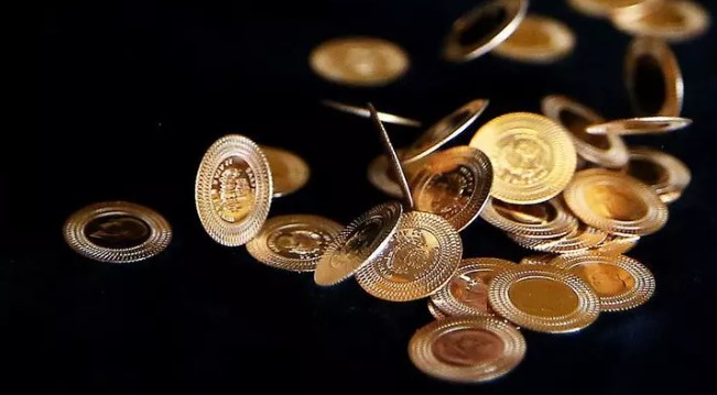 ALTIN YATIRIMCILARI İÇİN İKİ SENARYO
Altın piyasasında iki senaryo öne çıkıyor. Birincisi, tarım dışı istihdam verilerinin olumlu gelmesi halinde ons altının 2.300 dolar seviyesinden toparlanarak 2.340 dolara yükselmesi. İkincisi ise verilerin beklentilerin altında kalması durumunda 2.280 dolar seviyesine gerilemesi.
