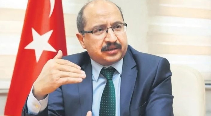 SALİH TANRIKULU'NUN BİYOGRAFİSİ
Ankara doğumlu Salih Tanrıkulu, 1974 yılında dünyaya geldi. Eğitim hayatı Ankara Üniversitesi Siyasal Bilgiler Fakültesi Kamu Yönetimi Bölümü'nde başladı ve 1996 yılında mezun oldu. Lisans eğitimini aldıktan sonra, Amerika Birleşik resimlerinde Illinois Üniversitesi'nde Ekonomi alanında yüksek lisans yaptı.
