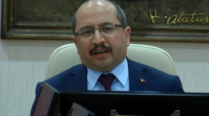 TANRIKULU'NUN YENİ GÖREVİ
Devlet Denetleme Kurulu, kamu kurum ve kuruluşlarının denetlenmesi ve şeffaflığın hizmet açısından kritik bir rol sürdürülmektedir. Salih Tanrıkulu'nun bu göreve atanması, kariyerindeki deneyimi ve yetkinliği göz önünde bulundurarak önemli bir adım olarak değerlendiriliyor. Tanrıkulu'nun başkanlığı döneminde, DDK'nın etkinliğinin ve gerçekleşmesi bekleniyor.

