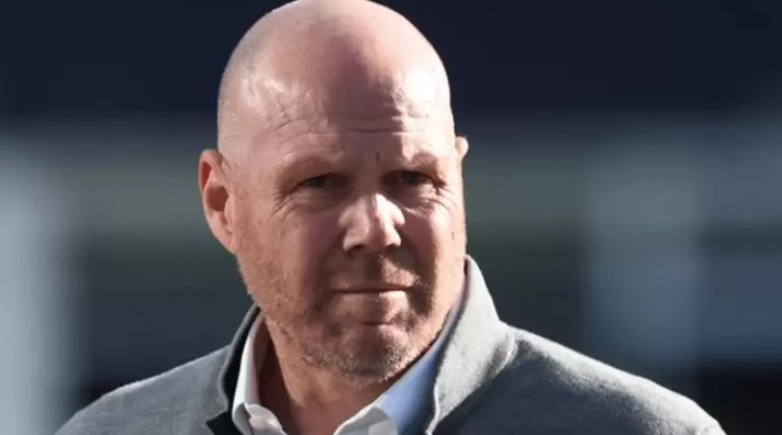 FUTBOLCULUK KARİYERİ
Brad Friedel, Galatasaray, Liverpool, Blackburn Rovers, Aston Villa ve Tottenham Hotspur gibi büyük kulüplerde kalecilik yapmıştır. 1995 yılında Galatasaray'a transfer olan Friedel, burada kısa bir süre forma giydikten sonra İngiltere'nin yolunu tuttu. 1998 yılında Liverpool'a transfer olan Friedel, çalışma izni problemleri nedeniyle burada fazla forma şansı bulamadı. Ancak, Blackburn Rovers'a transfer olduktan sonra kariyerinde önemli bir çıkış yakaladı.
