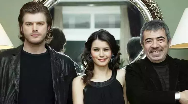 AŞK-I MEMNU YENİDEN EKRANLARDA
Aşk-ı Memnu, yaz aylarının gelişiyle birlikte yeniden ekranlara dönüyor. İlk yayınlandığı günden bu yana büyük bir ilgiyle takip edilen dizinin tekrar bölümleri, Haziran ayı itibarıyla Kanal D ekranlarında izleyicileriyle buluşacak. Dizinin hayranları, "Aşk-ı Memnu tekrar bölümleri ne zaman başlayacak?" sorusunun cevabını merakla bekliyordu. Bu merak edilen sorunun cevabı Kanal D yayın akışıyla birlikte netleşti.
