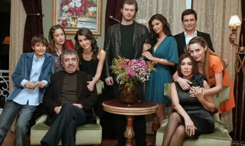 AŞK-I MEMNU'NUN ETKİSİ
Aşk-ı Memnu, yayınlandığı dönemde reyting rekorları kırarak Türk televizyon tarihine damga vurdu. Dizinin final bölümü, Türkiye televizyon tarihinin en çok izlenen dizilerinden biri oldu. Yıllar geçse de dizinin tekrar bölümleri, izleyiciler tarafından aynı ilgiyle takip edilmeye devam ediyor.
