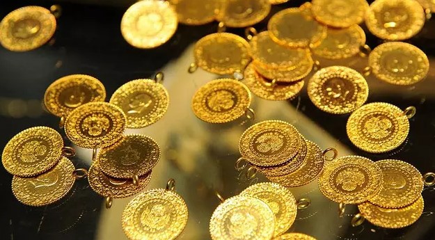 ALTIN FİYATLARINDA YÜKSELİŞ BEKLENTİSİ
Verilerin beklentileri karşılamaması durumunda altın fiyatlarında önemli bir yükselişin yaşanabileceğini belirten Eryılmaz, "Eğer 7 Haziran'da açıklanacak veri iş gücü piyasasında bir soğuma olduğunu gösterirse, altında 2400 dolara doğru bir yükseliş görebiliriz. Veri beklentilerin çok altında kalırsa, altının 2400 doların üstüne çıkması bizim için sürpriz olmaz," dedi. Bu durumun gümüş için de geçerli olduğunu ekledi.
