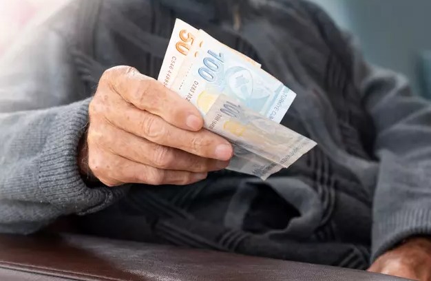 MAYIS AYI ENFLASYON VERİLERİ AÇIKLANDI
TÜİK, Mayıs ayı enflasyon rakamlarını duyurdu ve bu açıklama ile birlikte beş aylık enflasyon farkı netleşti. SSK ve Bağ-Kur emekli maaşı için belirlenen beş aylık kesinleşen oran yüzde 22,72 olarak açıklandı. Emekli zammı için son veri beklenirken, Sosyal Güvenlik Müşaviri Emin Yılmaz, Merkez Bankası Piyasa Katılımcıları Anketi'ni hatırlatarak, emekli zammı için hesapladığı oranı açıkladı.

