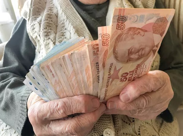 MERKEZ BANKASI ANKETİ: BEKLENEN ENFLASYON VERİSİ
Yılmaz, Merkez Bankası Piyasa Katılımcıları Anketi'ne göre Haziran ayı enflasyon verisinin tahmini olarak yüzde 2,56 civarında olacağını belirtti. Bu tahmine göre, ilk altı aylık enflasyon verisi yüzde 25,86 olarak şekilleniyor. Bu oran, SSK ve Bağ-Kur emeklilerinin kök aylıklarına gelecek olan zammı ifade ediyor.
