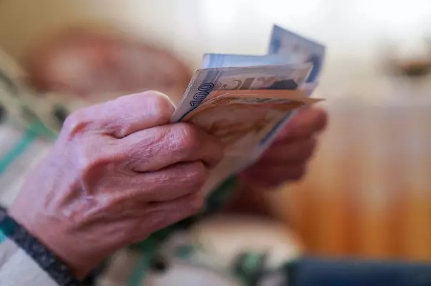 REFAH PAYI BEKLENTİSİ
Bu yıl asgari ücrete de bir zam olasılığı bulunuyor ve bu durum ekonomik sıkı yönetimden kaynaklanıyor. Emeklilerin refah payı durumu ise belirsizliğini koruyor. Refah payı ile ilgili yasalarda "Refah payı verilir" şeklinde bir ibare bulunmamakla birlikte, geçmişte ekonomi yönetimi ve Cumhurbaşkanı kararıyla refah payı verildiği biliniyor.
