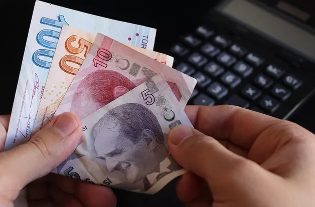 MEMUR VE MEMUR EMEKLİLERİ İÇİN BEKLENEN ZAM ORANI
Memur ve memur emeklileri için toplu sözleşme devreye giriyor. 2024'ün ilk altı aylık döneminde yüzde 15, ikinci altı aylık döneminde ise yüzde 10 zam yapılması kararlaştırıldı. Bu oranlara göre memur ve memur emeklilerinin zam oranı yüzde 20,39 olarak tahmin ediliyor.
