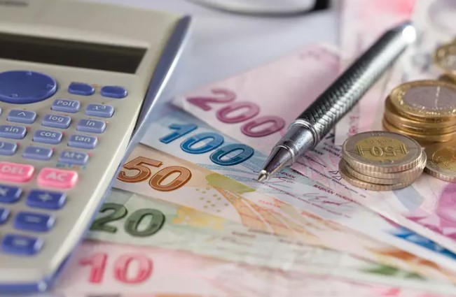 EN GÜÇLÜ REFAH PAYI ORANI
Emin Yılmaz, refah payı için yüzde 5 ve yüzde 10 arasında bir oran beklendiğini söyledi. Eğer yüzde 5 refah payı verilirse, toplam zam oranı yüzde 30'a çıkacak. Yüzde 10 refah payı verilirse, zam oranı yüzde 35'e yükselecek. Yılmaz, en güçlü ihtimalin yüzde 5 olduğunu ifade etti.
