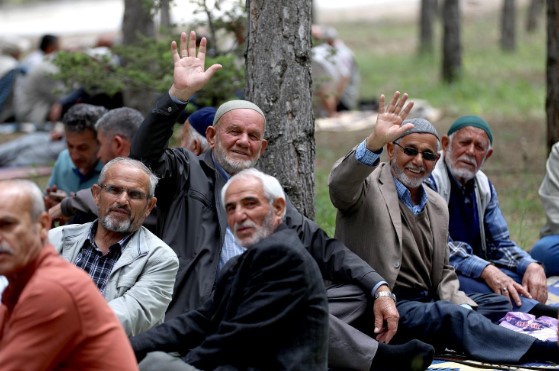 BAYRAM ÖNCESİ EK ÖDEMELER
Emekli maaşı alanlar için bu hafta sonu büyük bir sürpriz hazırlandı. 2-3 Haziran tarihlerinde emeklilerin hesaplarına 18.000 TL'ye kadar ek ödeme yapılacak. SSK, BAĞ-KUR ve 4C dahil tüm emekliler bu ödemeden faydalanabilecek. Bu ek ödemeler, bayram öncesinde emeklilere büyük bir destek sağlıyor.
