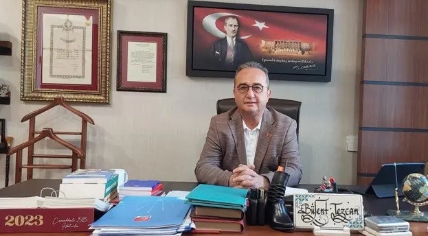 RESMİ AÇIKLAMA YAPILDI
Sosyal medya üzerinden açıklama yapan Süleyman Bülbül, "Aydın Milletvekilimiz Bülent Tezcan’ın sağlık durumu ile ilgili çıkan haberler doğru değildir. Basit bir gıda zehirlenmesi geçirmiştir. Sağlık durumu gayet iyidir. Geçmiş olsun dileklerimi iletiyorum," ifadelerini kullandı. Bu açıklama, Tezcan’ın durumuyla ilgili endişeleri giderdi.
