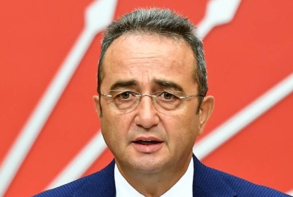 GIDA ZEHİRLENMESİ SONRASI HASTANEYE KALDIRILDI
CHP Aydın Milletvekili Bülent Tezcan, gıda zehirlenmesi şüphesiyle hastaneye kaldırıldı. İlk müdahalesi yapılan Tezcan’ın sağlık durumunun iyi olduğu belirtildi. Kamuoyunda hızla yayılan "kalp krizi geçirdi" iddiaları, CHP Aydın Milletvekili Süleyman Bülbül tarafından yalanlandı.
