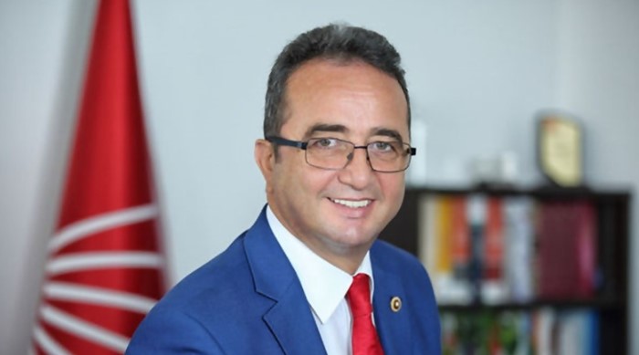 GIDA ZEHİRLENMESİ NEDİR?
Gıda zehirlenmesi, tüketilen yiyecek veya içeceklerin içerisindeki zararlı mikroorganizmalar veya toksinler nedeniyle ortaya çıkan bir sağlık sorunudur. Belirtileri arasında mide bulantısı, kusma, karın ağrısı ve ishal yer alır. Genellikle birkaç gün içinde kendiliğinden iyileşir, ancak bazı vakalarda hastane tedavisi gerekebilir.
