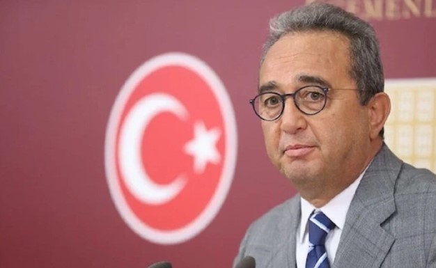 SONUÇ
CHP Aydın Milletvekili Bülent Tezcan’ın yaşadığı gıda zehirlenmesi olayı, kısa sürede yapılan doğru bilgilendirmeler sayesinde büyümeden kontrol altına alındı. Tezcan’ın sağlık durumu iyi olup, birkaç gün içinde normal yaşantısına döneceği bildirildi. Bu olay, gıda güvenliği konusunun önemini bir kez daha gözler önüne serdi ve basit hijyen kurallarının hayati önem taşıdığını hatırlattı.

