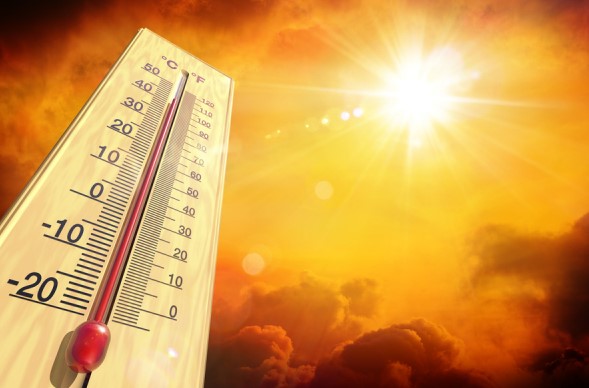 SICAKLIK ARTISI BAŞLIYOR
Meteoroloji, hava sıcaklıklarının bugünden itibaren mevsim normallerinin 5 ila 10 derece üzerinde seyredeceğini belirtti. Özellikle Ege, Akdeniz ve Güneydoğu Anadolu bölgelerinde sıcaklıkların 40 dereceyi aşması bekleniyor. Uzmanlar, gölgede bile sıcaklık rekorlarının kırılabileceğini ve vatandaşların bu duruma karşı tedbirli olmaları gerektiğini vurguluyor.
