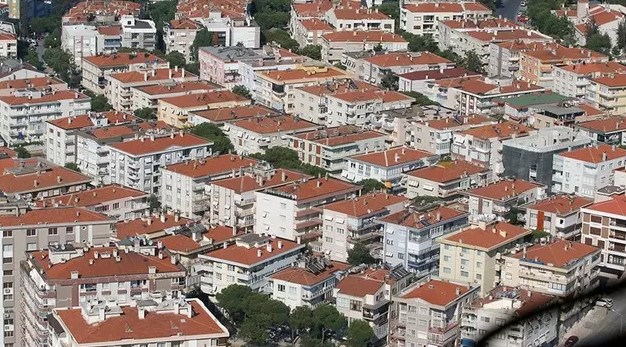 AYLIK TAKSİT TUTARLARI UÇUK RAKAMLARA ULAŞTI
120 ay vadeli ve aylık yüzde 4.29 faizli 1 milyon TL'lik konut kredisinin toplam geri ödemesi 5 milyon 193 bin TL'yi aşıyor. Aylık taksit tutarı ise 43 bin 179 TL olarak belirleniyor. Bu durum, ev almak isteyen birçok kişiyi zor durumda bırakıyor.
