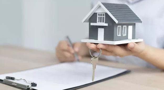 KREDİ FAİZLERİNDEKİ YÜKSELİŞ DEVAM EDİYOR
Türkiye'de ev almak isteyenler, yüksek konut fiyatları nedeniyle sıklıkla konut kredisine başvuruyor. Ancak, son dönemde konut kredisi faiz oranlarındaki artış, geri ödeme tutarlarını ciddi şekilde yükseltti. Örneğin, 1 milyon TL konut kredisi çeken bir kişi, geri ödemede 5 milyon TL'yi buluyor. Aylık taksit tutarı ise 43 bin 179 TL'yi geçiyor.
