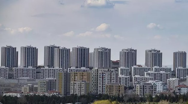 Piyasada mevcut en düşük faiz oranı yüzde 3.5 olarak görülüyor. Bu oranla alınacak 1 milyon TL'lik konut kredisinin aylık taksidi 31 bin 352 TL, toplam geri ödemesi ise 3 milyon 781 bin TL olarak hesaplanıyor. Bu kredi türü, genellikle 'ilk evim konut kredisi' olarak adlandırılıyor ve belirli şartları taşıyan kişiler için geçerli.