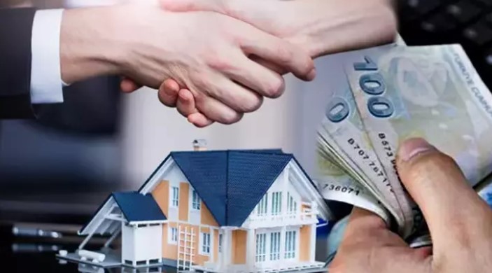 KREDİ KULLANIMINDA DİKKAT EDİLMESİ GEREKENLER
Konut kredisi faiz oranlarındaki bu artış, ev sahibi olmayı planlayan vatandaşların mali durumunu ciddi şekilde etkiliyor. Bu nedenle, kredi kullanmadan önce detaylı bir araştırma yapmak ve geri ödeme planlarını dikkatlice değerlendirmek gerekiyor. Ayrıca, konut kredisi kullanırken bankaların sunduğu farklı seçenekleri karşılaştırmak da büyük önem taşıyor.
