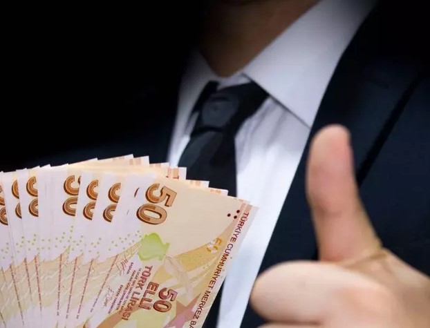 YENİ KIDEM TAZMİNATI TAVAN ÜCRETİ
Memur ve memur emeklileri, enflasyon farkının yanı sıra Temmuz ayında yüzde 10 toplu sözleşme zammı alacaklar. Mayıs ayı enflasyon verileri ile yüzde 17,4'lük bir artış garantilenmiş durumda. Merkez Bankası'nın Piyasa Katılımcıları Anketi'ne göre, 6 aylık enflasyon oranının yüzde 20,35 olması bekleniyor. Bu artış sadece memur maaşlarını değil, aynı zamanda kıdem tazminatı tavan ücretini de etkileyecek. Ocak 2024'te yüzde 49,25'lik memur zammı oranında, binde 7,59 damga vergisi kesilmeden brüt 35.057 TL olarak uygulanan kıdem tazminatı tavan ücretinin, Temmuz ayında 42.191 TL'ye yükselmesi öngörülüyor.
