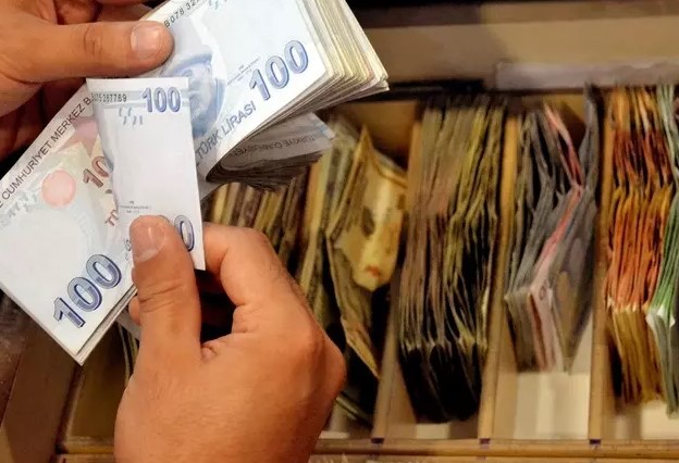 6 AYLIK ENFLASYON FARKI VE MEMUR MAAŞ ZAMMI
Türkiye İstatistik Kurumu (TÜİK), 3 Temmuz Çarşamba günü saat 10.00'da Haziran ayı Tüketici Fiyat Endeksi (TÜFE) verilerini açıklayacak. Bu veriler, memur maaşlarını ve birçok diğer kalemi etkileyecek. Son verilere göre, 6 aylık enflasyon farkı ortaya çıktı ve memur maaş zamları ile birlikte kıdem tazminatı tavan ücretinde de artış bekleniyor.
