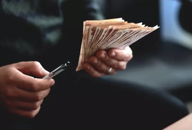 TEMMUZ AYINDA BEKLENEN DİĞER DEĞİŞİKLİKLER
Memur maaş zamları ve kıdem tazminatı tavan ücretindeki artışlar, diğer bazı ödemeleri de etkileyecek. Bu kapsamda, sosyal yardımlar ve diğer devlet destekleri de gözden geçirilecek. Ayrıca, özel sektör çalışanlarının maaşları da enflasyon oranlarına bağlı olarak yeniden değerlendirilecek.
