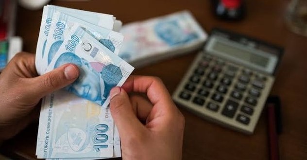 KIDEM TAZMİNATI TABAN ÜCRETİ VE ASGARİ ÜCRET
Kıdem tazminatı taban ücreti de asgari ücret zammı ile birlikte artacak. Ekonomi yönetimi, asgari ücrete ara zam yapılmayacağını belirtmiş olsa da, çalışanların beklentileri devam ediyor. Merkez Bankası'nın verilerine göre, 6 aylık enflasyonun yüzde 25,81 oranında gerçekleşmesi bekleniyor. Bu durumda, Ocak ayında 20.002 TL olan kıdem tazminatı taban ücretinin 25.164 TL'ye yükselme ihtimali bulunuyor.
