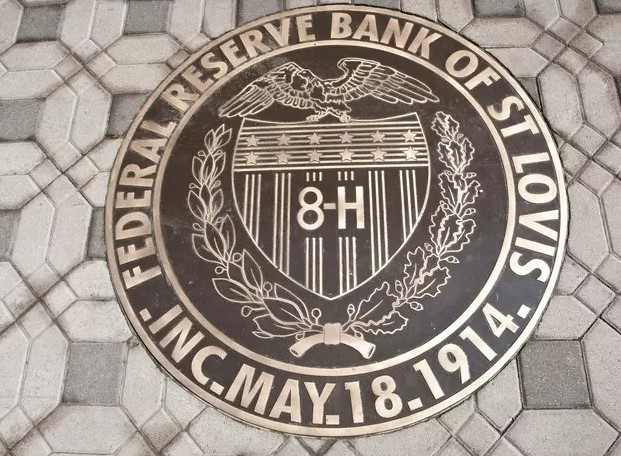 ONS ALTINA TATİL ARASI
Altın, ABD piyasalarının kapalı olduğu bugün, yükselme denemeleri yapmış olsa da zayıf ticaret ortamında yeni bir yükseliş kaydedemedi. Ons altın fiyatı bu sabah itibariyle 2.327 dolar seviyelerinde bulunuyor.
