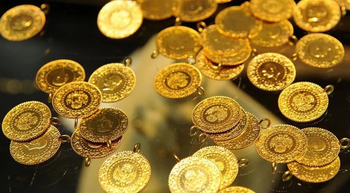 YURT İÇİNDE ALTIN FİYATLARI
Kurban Bayramı nedeniyle yurt içi piyasaların kapalı olması, gram altın fiyatlarını da etkiledi. Şu anda 24 ayar gram altın 2.595 liradan işlem görüyor. Çeyrek altın fiyatı ise 4.117 TL, Cumhuriyet altını ise 16.727 TL olarak ekranlara yansıyor.
