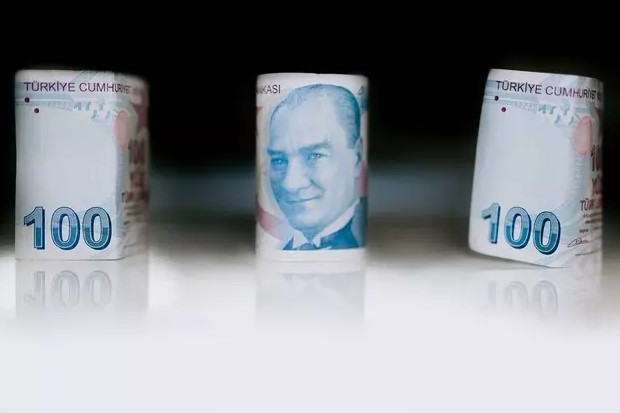 YENİ MAAŞLAR NE KADAR OLACAK?
Açıklanacak olan zam oranları ile birlikte çeşitli meslek gruplarındaki çalışan ve emeklilerin maaşları da artacak. İşte tahmini rakamlar:
