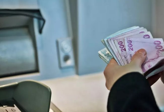 SSK VE BAĞ-KUR EMEKLİLERİ İÇİN ÖDEME TARİHLERİ
SSK emeklileri maaşlarını her ayın 17'si ile 26'sı arasında, Bağ-Kur emeklileri ise her ayın 25'i ile 28'i arasında alıyor. En düşük emekli maaşı için yapılacak düzenlemeler, Temmuz ayında Meclis’in yasa çıkarma hızına bağlı olarak gerçekleşecek. Eğer yasa zamanında onaylanırsa, zamlı maaşlar gününde ödenebilecek, aksi takdirde farklar sonradan yatırılacak.
