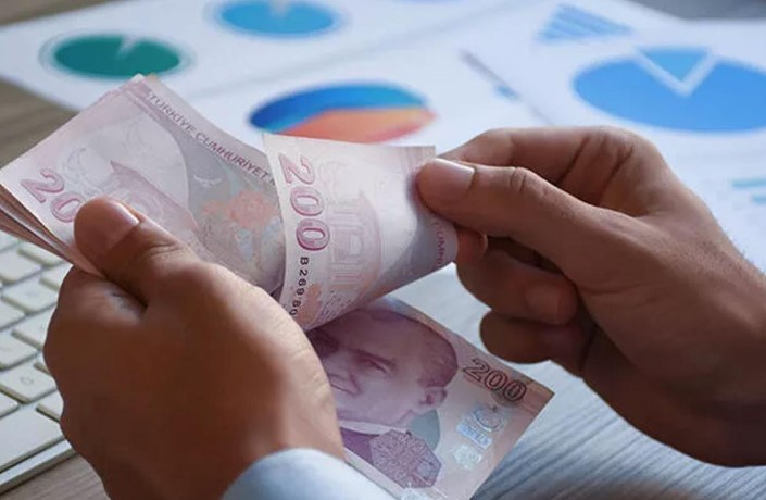 ZAMLI MAAŞLARIN ÖDEME TARİHLERİ
Memur ve memur emeklileri, maaşlarını her ayın 1’i ile 5’i arasında alıyor. Ancak, Temmuz ayı enflasyonu 3 Temmuz’da açıklanacağı için, zamlı maaş farkları daha sonra hesaplara yansıyacak.
