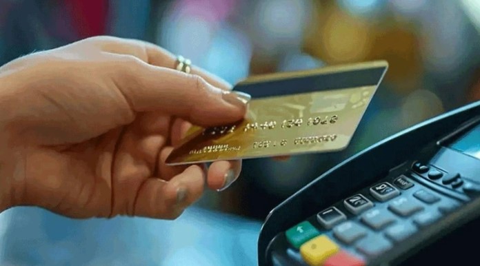 TAKSİT SAYILARINDA DÜZENLEME
Yüksek taksitli harcamaların azaltılmasına yönelik olarak, taksit sayılarının düşürülmesi de gündemde. Uzmanlar, kredi kartı kullanıcılarının harcamalarını kontrol altına almak ve borçlanma riskini azaltmak için bu tür önlemlerin gerekli olduğunu belirtiyor.
