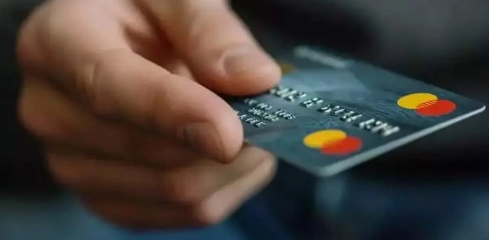 YENİ KISITLAMALAR GÜNDEMDE
Önümüzdeki günlerde Bankacılık Düzenleme ve Denetleme Kurumu’nun (BDDK) kredi kartı limitlerine yönelik bir düzenleme yapacağı konuşuluyor. Bu kapsamda, müşterilerin aylık gelirlerinin 4 ila 8 katı arasında limit belirlenmesi bekleniyor. Kısa süredir kredi kartı kullananlar için maksimum limitin, aylık gelirin 4 katı olması öngörülürken, uzun süredir kart sahibi olan ve düzenli ödeme yapan müşterilere ise maaşları ve yan gelirlerinin 8 katı oranında limit tahsis edilmesi planlanıyor.
