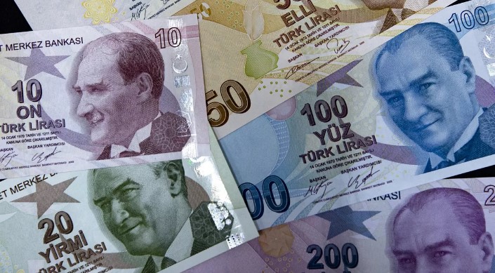 ARA ZAM TALEBİ ÖZEL SEKTÖRÜ DE ETKİLİYOR
Asgari ücrete zam yapılmaması durumunda, toplu sözleşme kapsamındaki kamu ve özel sektör çalışanları dışındaki birçok çalışanın da ek zam alamayacağı belirtiliyor. Enflasyonun hızlanması nedeniyle 2022 ve 2023 yıllarında asgari ücretlilere Temmuz aylarında ara zamlar yapılmıştı. 2022 yılında Ocak ayında 4 bin 253 TL olan asgari ücret, Temmuz ayında yapılan yüzde 29,3'lük ara zamla birlikte 5 bin 500 TL'ye çıkarılmıştı.
