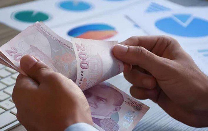 ÇALIŞANLARIN BEKLENTİLERİ VE EKONOMİK DURUM
Çalışanlar, yüksek enflasyon ve yaşam maliyetlerinin artması nedeniyle asgari ücrete yapılacak ara zammın kaçınılmaz olduğunu belirtiyor. Ekonomik koşullar göz önünde bulundurulduğunda, asgari ücretin artırılması, çalışanların alım gücünü korumak ve ekonomik istikrarı sağlamak için kritik bir adım olarak görülüyor.
