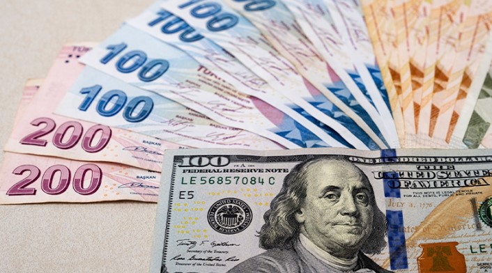YATIRIMCILAR DOLAR KURUNU TAKİP EDİYOR
Döviz kurlarındaki dalgalanmalar, yatırımcıların ve vatandaşların dikkatini çekiyor. Dolar/TL kurundaki hareketlilik, yatırımcıların "Dolar ne kadar oldu? Dolar kaç TL?" sorularını sormasına neden oluyor. Bayram sonrası piyasaların açılmasıyla birlikte döviz kurlarında yaşanan bu hareketlilik, yatırımcıları anlık olarak döviz kurlarını takip etmeye yöneltti.

